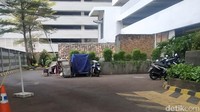 Kondisi rumah Lies pun nampak kontras dengan gedung-gedung tingkat yang berada di sekitar rumahnya tersebut. Rumah milik Lies ini berada di belakang apartemen Thamrin Executive Residence.