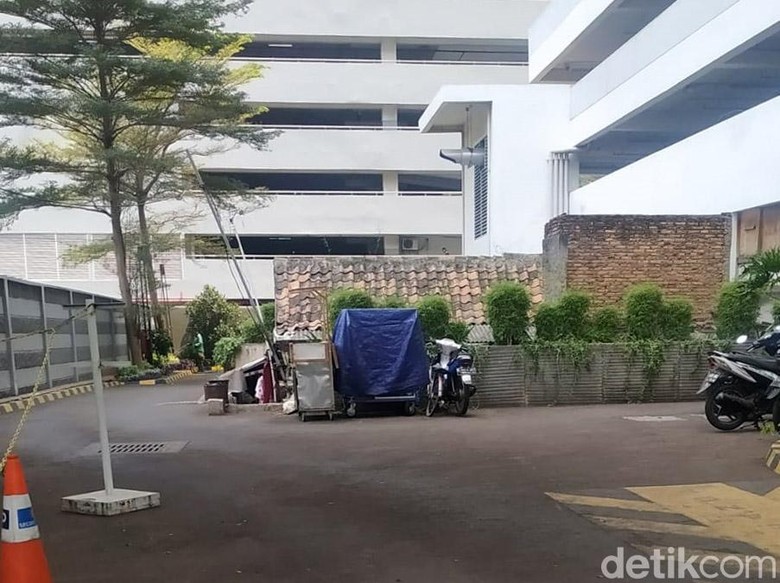 Unik! Ada Rumah Tua di Tengah Kompleks Apartemen Mewah Jakpus Unik! Ada Rumah Tua di Tengah Kompleks Apartemen Mewah Jakpus