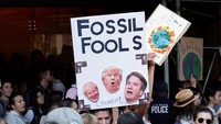 Sejumlah warga yang ikut serta dalam aksi peduli iklim tersebut membawa serta poster dan berbagai atribut lainnya dalam aksi tersebut. Istimewa/Shannon Stapleton/Reuters.