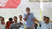 Total ada 10 ambulans yang diberikan DPP Gerindra untuk warga di kawasan Kebon Jeruk, Jakarta Barat. Turut hadir dalam acara tersebut Kamrussamad dan Inggar Joshua sebagai tuan rumah sambil bersenda gurau dengan Sandiaga Uno.