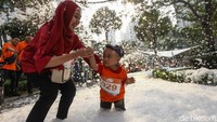 Para orang tua pun dapat mengikuti berbagai perlombaan dan permainan menarik bersama sang buah hati.
