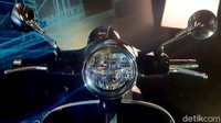 Soal tampilan, Vespa GTS tetap mengusung gaya klasik modern namun tetap klasik. Hal itu didukung oleh setang baru, hiasan krom di spakbor depan, serta motif sarang lebah yang ditampilkan di kisi-kisi. Foto: Ridwan/detikOto