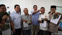 Sandiaga Uno turut hadir dalam penyerahan kunci ambulans kepada warga di kawasan Kebon Jeruk, Jakarta Barat, tersebut.