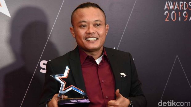 Sule mendapat desakan anaknya, Rizky Febian untuk mengakhiri masa duda. Kapan segera nikah lagi nih?