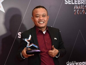 Sule di Antara Pramugari dan Anak-anak