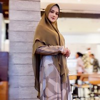 Penampilan tertutupnya itu sering kali mendapatkan pujian dari netizen. Warganet kerap memuji Mulan seperti Barbie versi syari.  Foto: dok. Instagram @mulanjameela1