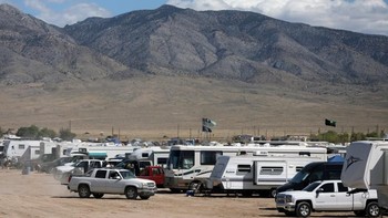 Beruntung, para tamu pada umumnya bertingkah sopan dengan beberapa perkecualian. Berlangsung dengan cukup baik, kata Sherriff Kerry Lee. Seorang pengunjung ditangkap dan satu lagi sempat ditahan, karena dicurigai masuk area terlarang. Dua orang lain ditangkap karena alasan lain. Foto: Reuters