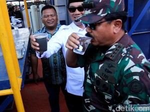 Tinjau Citarum, Panglima TNI Minum Air Sungai yang Sudah Disuling