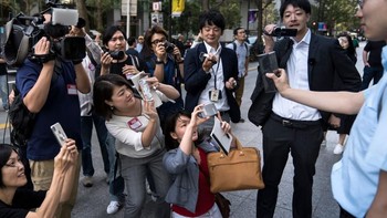 Wartawan mengabadikan pembeli pertama iPhone 11 di Jepang. Foto: Getty Images