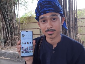 Mursid Rela Naik Turun Bukit demi Sinyal agar Bisa Jual Online Produk Baduy