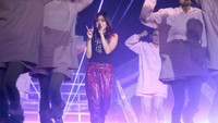 Penyanyi kelahiran Indonesia yang kini berada di bawah naungan 88rising, Niki Zefanya, sukses menutup konser Smartfren WOW. Istimewa/Dok. Smartfren.