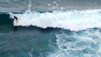 Ombak pulau ini disebut-sebut cukup menantang dan membuat turis asing datang untuk menjajal olahraga surfing.