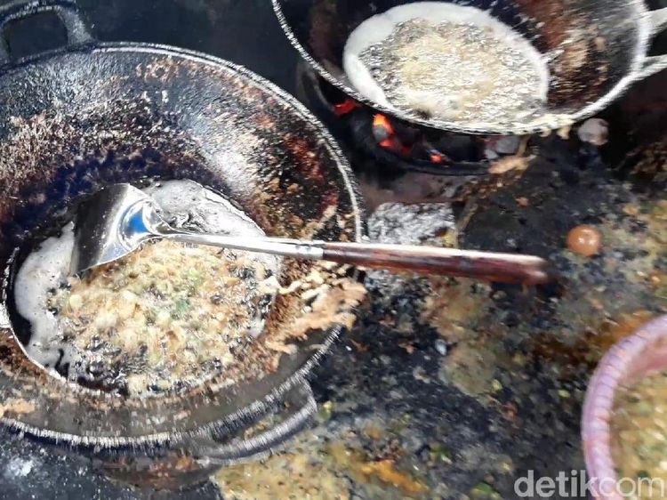 Ini Suasana Warjok Mbak Yuni yang Jual Telur Dadar Hits
