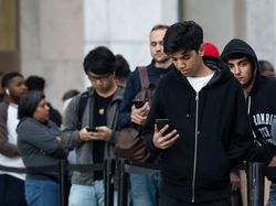 Antrean Mengular Pemuja iPhone 11 di Berbagai Negara