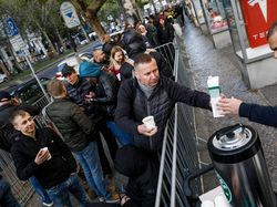 Antrean Mengular Pemuja iPhone 11 di Berbagai Negara