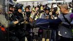 Potret Demonstran Hong Kong Kembali Beraksi di Bawah Terik Matahari