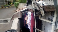 Lies awalnya tak mau menyerahkan rumahnya kepada pihak pengembang. Tak disangka, keputusannya itu berimbas pada sulitnya mendapatkan akses air bersih. Meski rumahnya masih berada di komplek yang sama dengan apartemen mewah tersebut, akses untuk memenuhi kebutuhan sehari-hari sulit didapatkan oleh Lies.