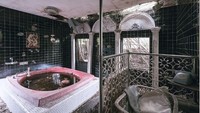 Tak ada listrik lagi di Motel Fuurin. Karena tak lagi pula didiami, muncul pula kisah mencekam dari masyarakat setempat mengenai tempat ini. (Foto: dok. CNN Travel/Bob Thissen)