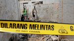 Mengais Sisa-sisa di Puing Kebakaran Permukiman Jatinegara