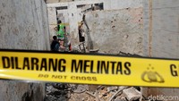 Garis polisi nampak telah dipasang di area rumah yang hangus imbas kebakaran yang terjadi di Jatinegara, Jakarta Timur.