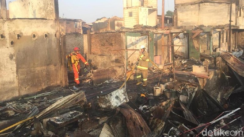 Kebakaran di Jatinegara, 1 Warga Alami Luka Bakar Kebakaran di Jatinegara, 1 Warga Alami Luka Bakar