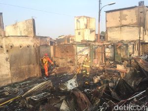 Kebakaran di Jatinegara, 1 Warga Alami Luka Bakar