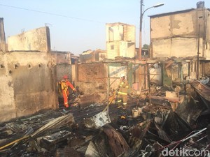 Kebakaran di Jatinegara, 1 Warga Alami Luka Bakar