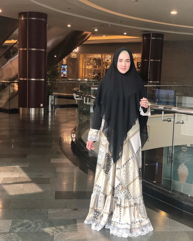 Inilah gaya hijab syarii Mulan Jameela yang kini resmi menjadi anggota DPR periode 2019-2024. Mulan jadi wakil rakyat setelah gugatan perdata terhadap Partai Gerindra di Pengadilan Negeri Jakarta Selatan dikabulkan hakim. Foto: dok. Instagram @mulanjameela1