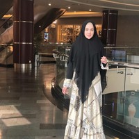 Inilah gaya hijab syarii Mulan Jameela yang kini resmi menjadi anggota DPR periode 2019-2024. Mulan jadi wakil rakyat setelah gugatan perdata terhadap Partai Gerindra di Pengadilan Negeri Jakarta Selatan dikabulkan hakim. Foto: dok. Instagram @mulanjameela1