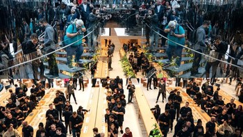Para staff di Apple Store New York mempersiapkan diri sembari fanboy tampak menunggu di luar. Foto: Getty Images