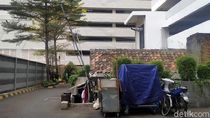 Penampakan Rumah Tua yang Terhimpit Apartemen Mewah Penampakan Rumah Tua yang Terhimpit Apartemen Mewah