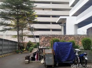 Penampakan Rumah Tua yang Terhimpit Apartemen Mewah