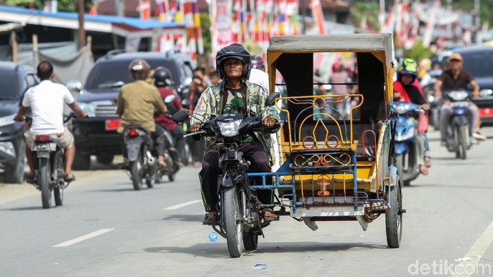 Keberadaan alat transportasi memudahkan manusia untuk beraktivitas sehari-hari. Bagi warga di Pulau Simeulue, Aceh, becak jadi salah satu transportasi andalan.