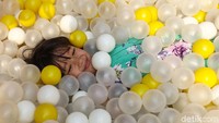Seorang anak tengah asyik bermain mandi bola.