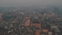 Foto udara kawasan Kota Jambi yang diselimuti kabut asap di Jambi, Jumat (20/9/2019). Berdasarkan pantauan Air Quality Monitoring System (AQMS) Kementerian Lingkungan Hidup dan Kehutanan (KLHK) Stasiun Jambi, kualitas udara di Kota Jambi yang terpapar kabut asap karhutla pada Jumat (20/9/2019) bergerak fluktuatif dari Tidak Sehat, Sangat Tidak Sehat hingga Berbahaya. Antara Foto/Wahdi Septiawan.