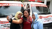 Sejumlah warga berfoto di depan mobil ambulans pemberian DPP Gerindra.
