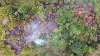Asap terlihat di lokasi pembakaran lahan, di perbukitan Sungai Bangek, Padang, Sumatera Barat, Jumat (20/9/2019). Antara Foto/Iggoy el Fitra.