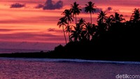Indah sekali ya pemandangan alam di salah satu pulau terluar di Indonesia ini kala matahari terbenam.
