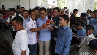 Kehadiran Sandiaga Uno itu pun sontak membuat warga berebut untuk dapat berfoto bersama mantan Wakil Gubernur DKI Jakarta tersebut.