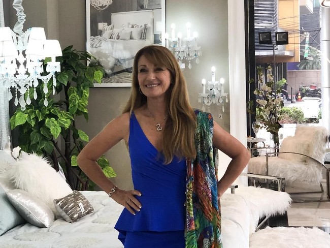 Saya memang selalu suka mendesain dan memiliki beberapa rumah di Amerika dan Inggris. Saya memiliki rumah di Inggris yang usianya lebih dari 1.000 tahun. Jadi saya mengoleksi furnitur dari rumah-rumah tersebut. Hal ini selalu membuat saya merasa tertarik, seperti mendesain tempat tidur dan beberapa perlengkapan rumah lainnya. Sehingga saya memutuskan untuk bekerjasama dengan Michael untuk mendesain furnitur, kata Jane Seymour saat ditemui Wolipop secara khusus dalam acara Launching New Furniture Collection miliknya di Malinda Furniture Gallery, Jakarta Selatan pada Sabtu (21/09/2019). Foto: Instagram @janeseymour