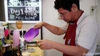 Seorang barista bernama Chairul Ichwan merupakan seorang penyintas disabilitas pengguna kaki palsu. (FOTO: Rachman Haryanto/detikcom)   