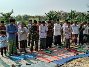 Puluhan Warga Ponorogo Salat Minta Hujan Segera Turun di Bumi Reog