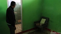 Lantai keramik juga sudah mulai banyak yang pecah karena tak pernah digunakan.