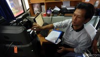 Meski ada Smart SIM, SIM lawas masih tetap bisa digunakan. Foto: Rengga Sancaya