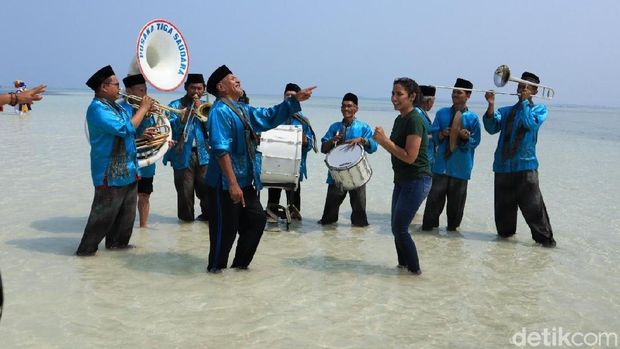 Serunya Nonton Konser Tanjidor di Pulau Gusung Patrick