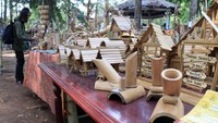 Sebanyak 30 komunitas pegiat bambu turut meramaikan acara ini, dengan menampilkan sejumlah karya seni, musik dan makanan berbahan dasar bambu.