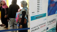 Trasportasi ini pun bak kereta wisata saat akhir pekan.