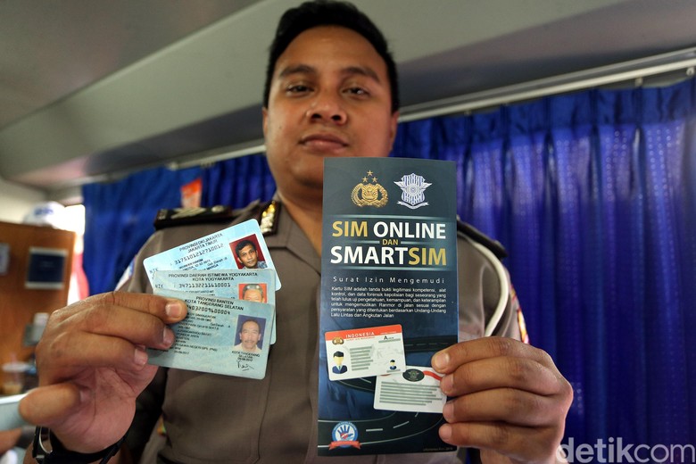 Smart SIM. Foto: Rengga Sancaya Smart SIM. Foto: Rengga Sancaya