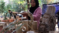 Mulai dari asbak hingga kalung yang terbuat dari bambu dipamerkan di Awitali West Java Bamboo Festival.