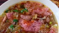 Racikan soto Sokaraja ini agak berbeda. Kuahnya bening gurih dengan isian daging sapi atau ayam. Sambal kacang bikin soto ini makin mantap enaknya. Cek resepnya DI SINI ! Foto: detikfood